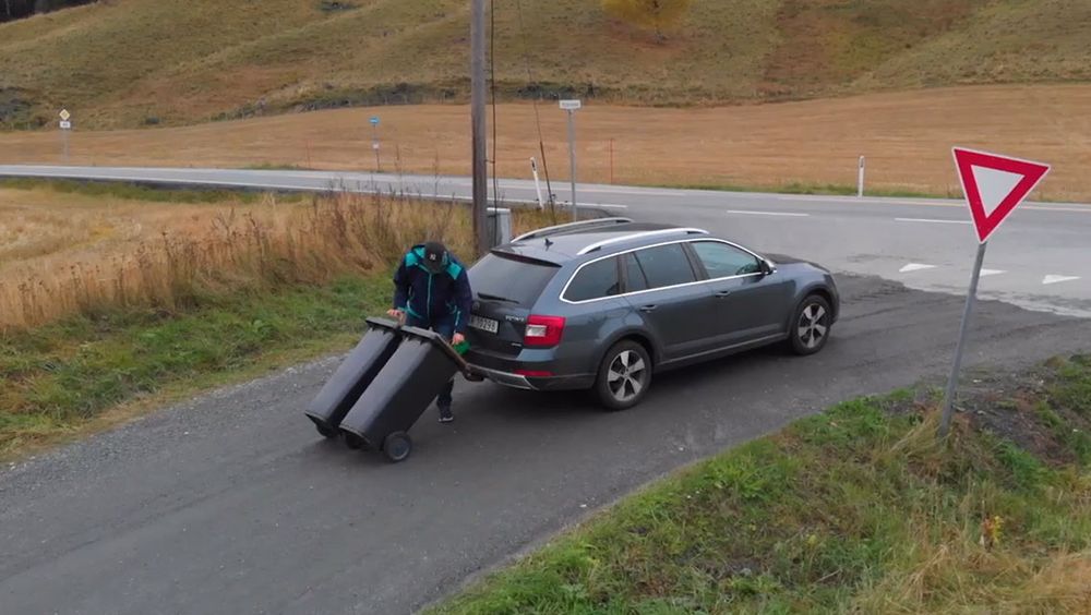 Binroller / Holder for 2 søppelspann til hengerfeste på bil