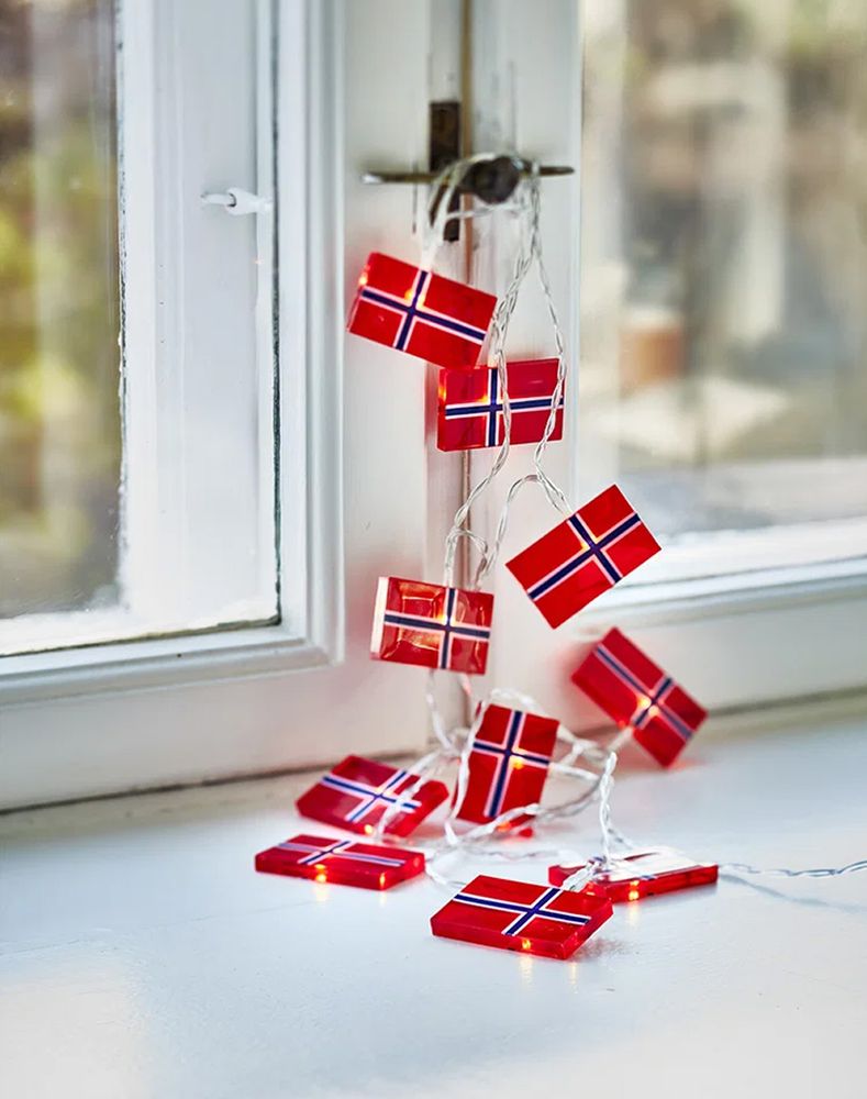 LED-lysslynge med 10 norske flagg x 230 cm 