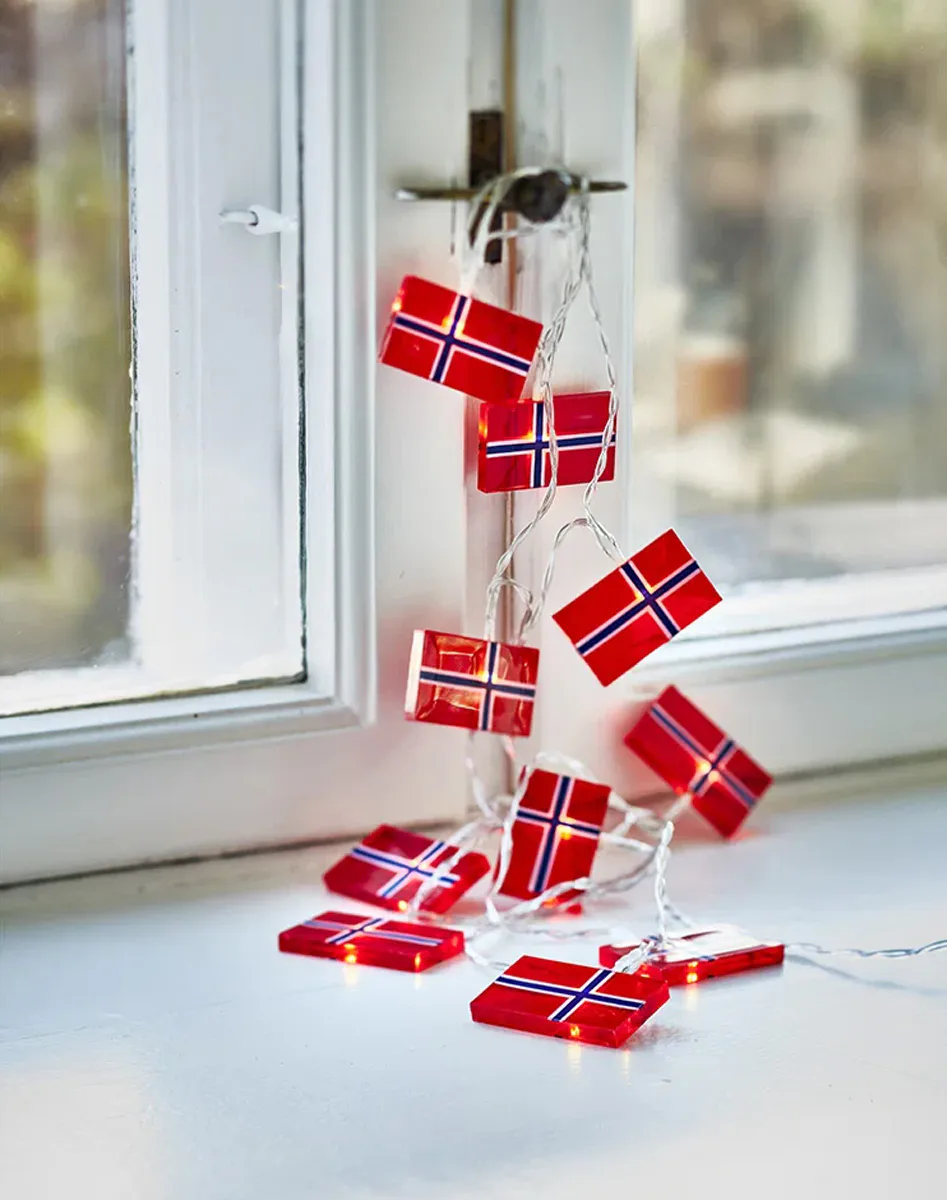LED-lysslynge med 10 norske flagg x 230 cm 