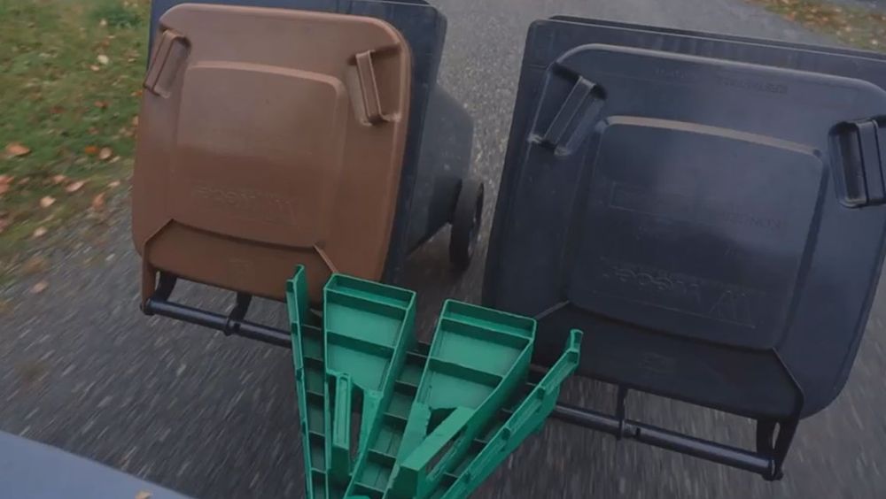 Binroller / Holder for 2 søppelspann til hengerfeste på bil
